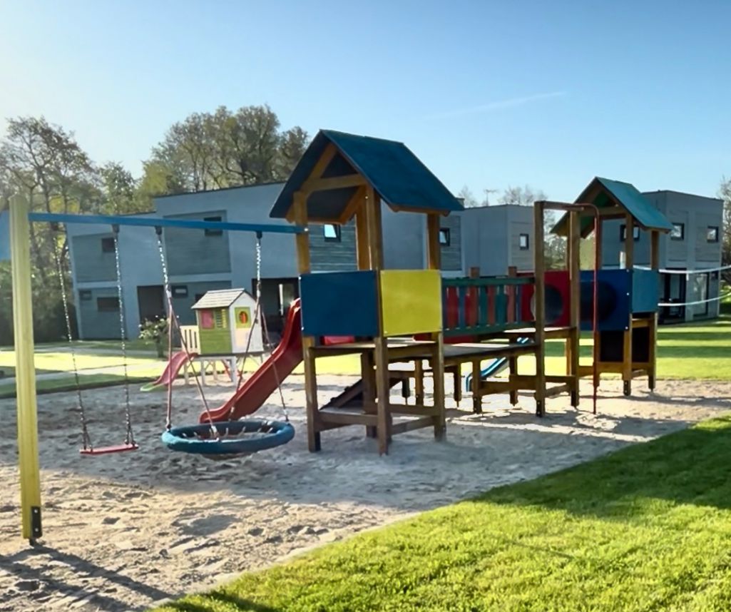 Domki nad morzem - bezpieczny plac zabaw dla dzieci w ośrodku Akwamaryn