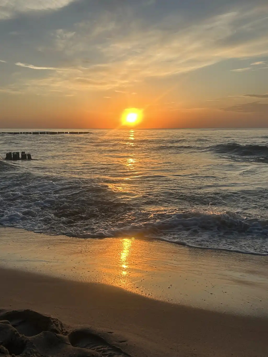 Domki nad morzem - piaszczysta plaża blisko ośrodka w Ustroniu Morskim